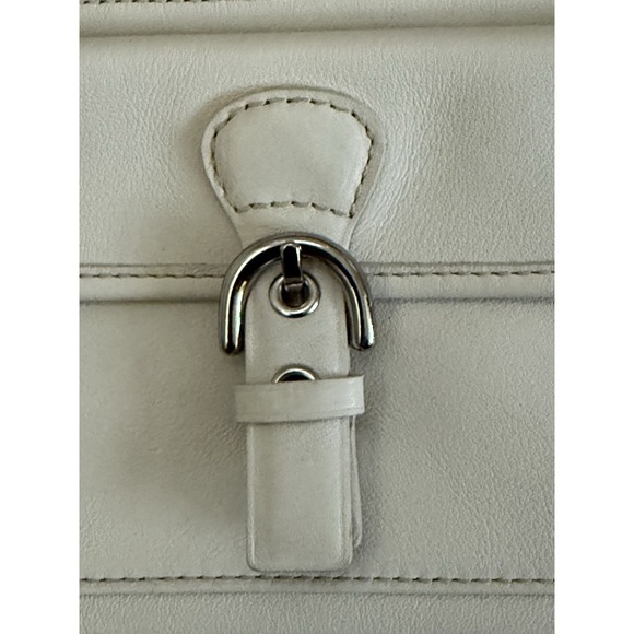 NWT Vintage SOHO Coach Off White/Cream Leather Wristlet w/Front Buckle BEAUTIFUL - Picture 3 of 11